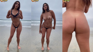 Esposinha safada tirando o bikini na praia e jogando para o corno