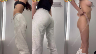Natasha Steffens peladinha no trocador
