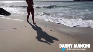 A sereia Danny Mancini na praia