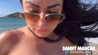A sereia Danny Mancini na praia