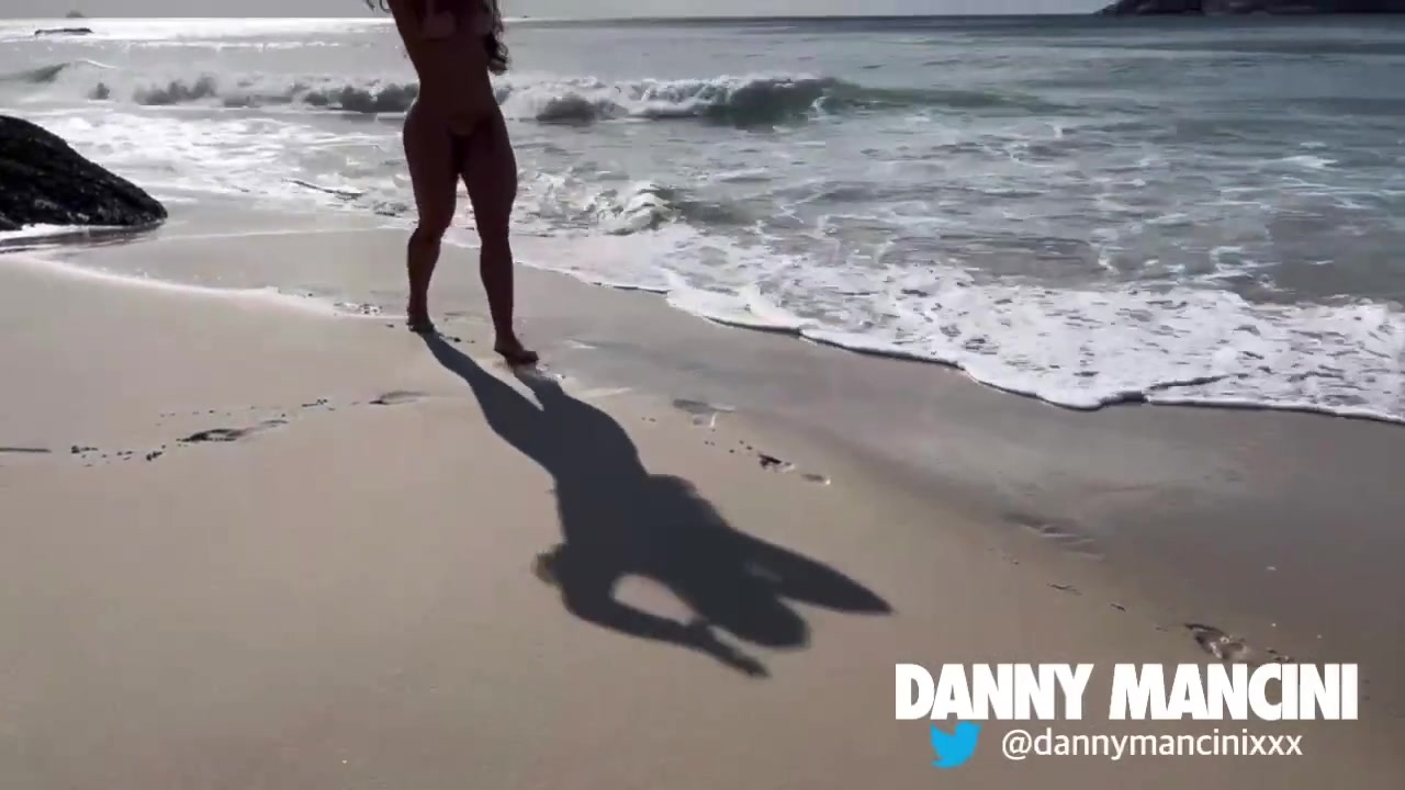 A sereia Danny Mancini na praia
