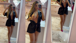 Renata Matos deixa escapar o peito no espelho