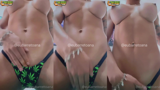 Ana Barreto se masturbando por cima da calcinha de maconha