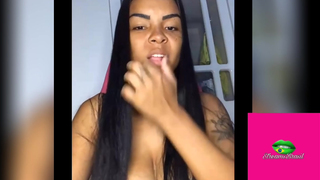 Samela novinha gostosa mostrando os peitos