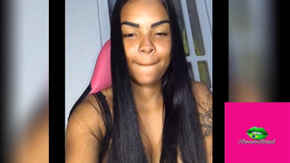 Samela novinha gostosa mostrando os peitos