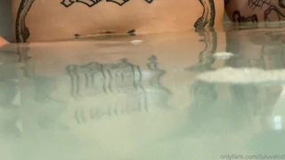 Gostosa tatuada na banheira