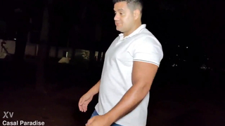 Casada gulosa chupando o amante na praça