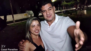 Casada gulosa chupando o amante na praça