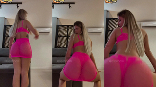 Sabrina de Martini dançando com plug anal