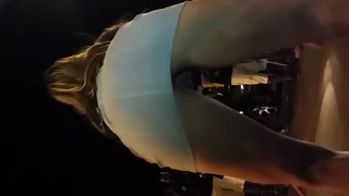 Safada dançando sem calcinha