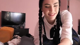 Wandinha tocando uma punheta...