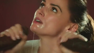 Tori Black chupando dois caralhos pretos...