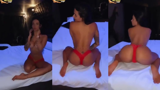Sophi Carracini se exibindo na cama...