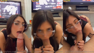 Brenda Trindade de óculos fazendo um boquete...