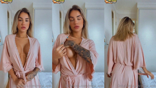 Mari Polonesa tirando a roupa devagarinho...