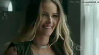 Yasmin Brunnet pagando peitinho...
