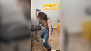 Larissa Manoela pagando peitinho caiu na net