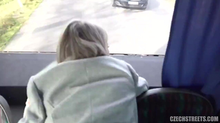 Fudendo a loira no fundo do ônibus...