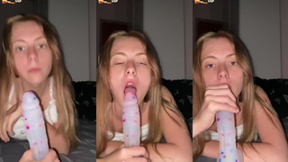 Ninfetinha gata brincando com consolo
