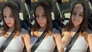 Mostrando os seios no carro...