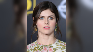 Alexandra Daddario transando
