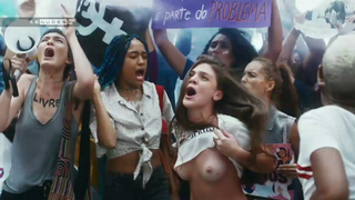 Débora Osório mostrando os peitos em protesto