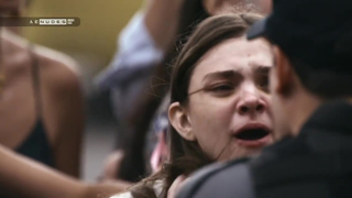 Débora Osório mostrando os peitos em protesto