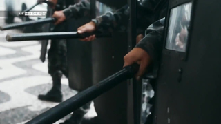 Débora Osório mostrando os peitos em protesto