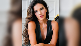 Mariana Rios peladinha mamando