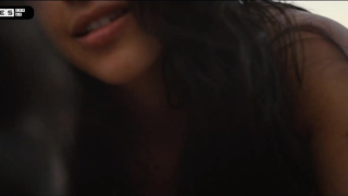 Mariana Rios peladinha mamando