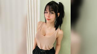 Gamer novinha mostrando a buceta