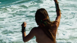 Lívia Bueno peladinha na praia