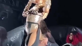 Luísa Sonza mostrando a bunda Part 2