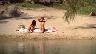Jennifer Connelly & Debra Cole nua no filme "The hot spot"