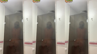 Valesca Popozuda tomando banho