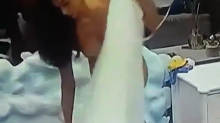 Mari se descuido e mostrou demais no BBB