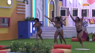 AS PARTICIPANTES DO BBB22 LINNA , JESSILANE E NATALIA CORRERAM PRA PISCINA COM OS SEIOS DE FORA