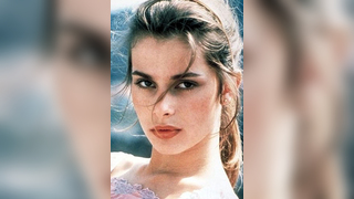 Nastassja Kinski apareceu peladinha no filme - Cat People