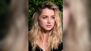 Atriz Ana De Armas peladinha na piscina