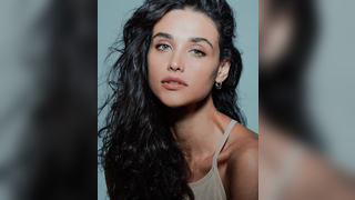 Débora Nascimento pelada na chuva