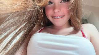 Belle Delphine metendo dedo no cuzinho