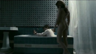 Teresa Palmer mostrou os peitos no filme Aprisionados