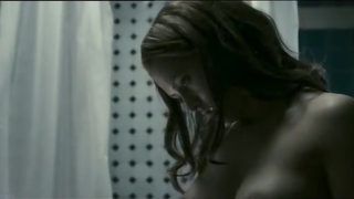 Teresa Palmer mostrou os peitos no filme Aprisionados