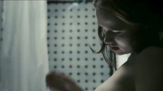 Teresa Palmer mostrou os peitos no filme Aprisionados