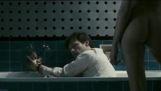Teresa Palmer mostrou os peitos no filme Aprisionados
