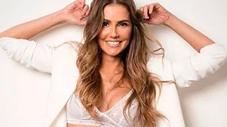 Débora Secco pelada na praia