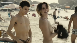 Débora Secco pelada na praia