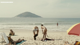 Débora Secco pelada na praia