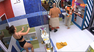 Jade Picon tomando banho