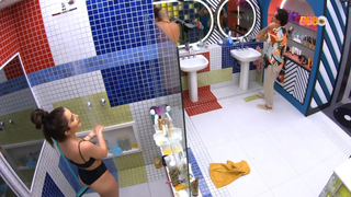 Jade Picon tomando banho